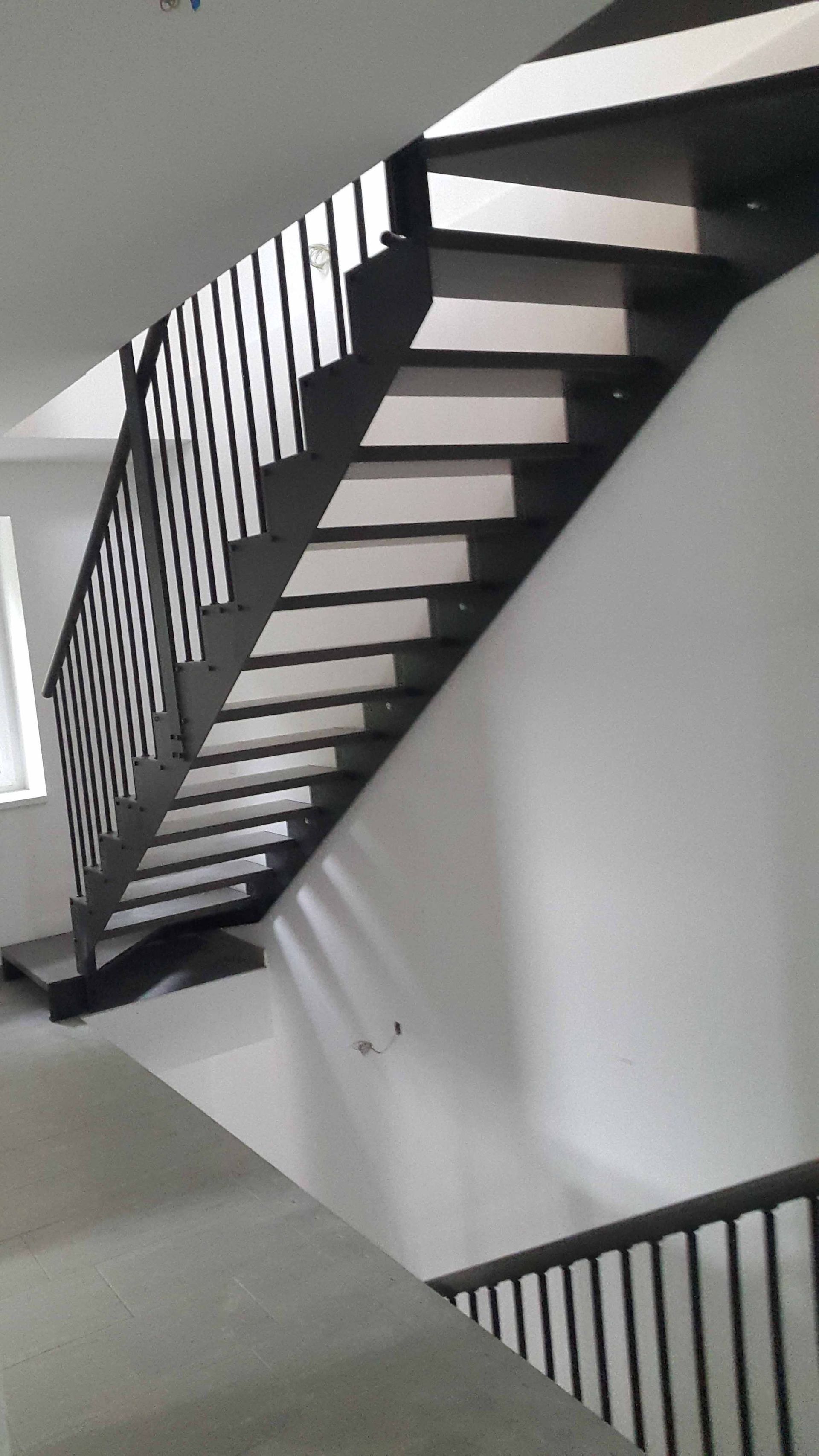 Progettazione fornitura e posa scale interne autoportanti in ferro - legno Balerna