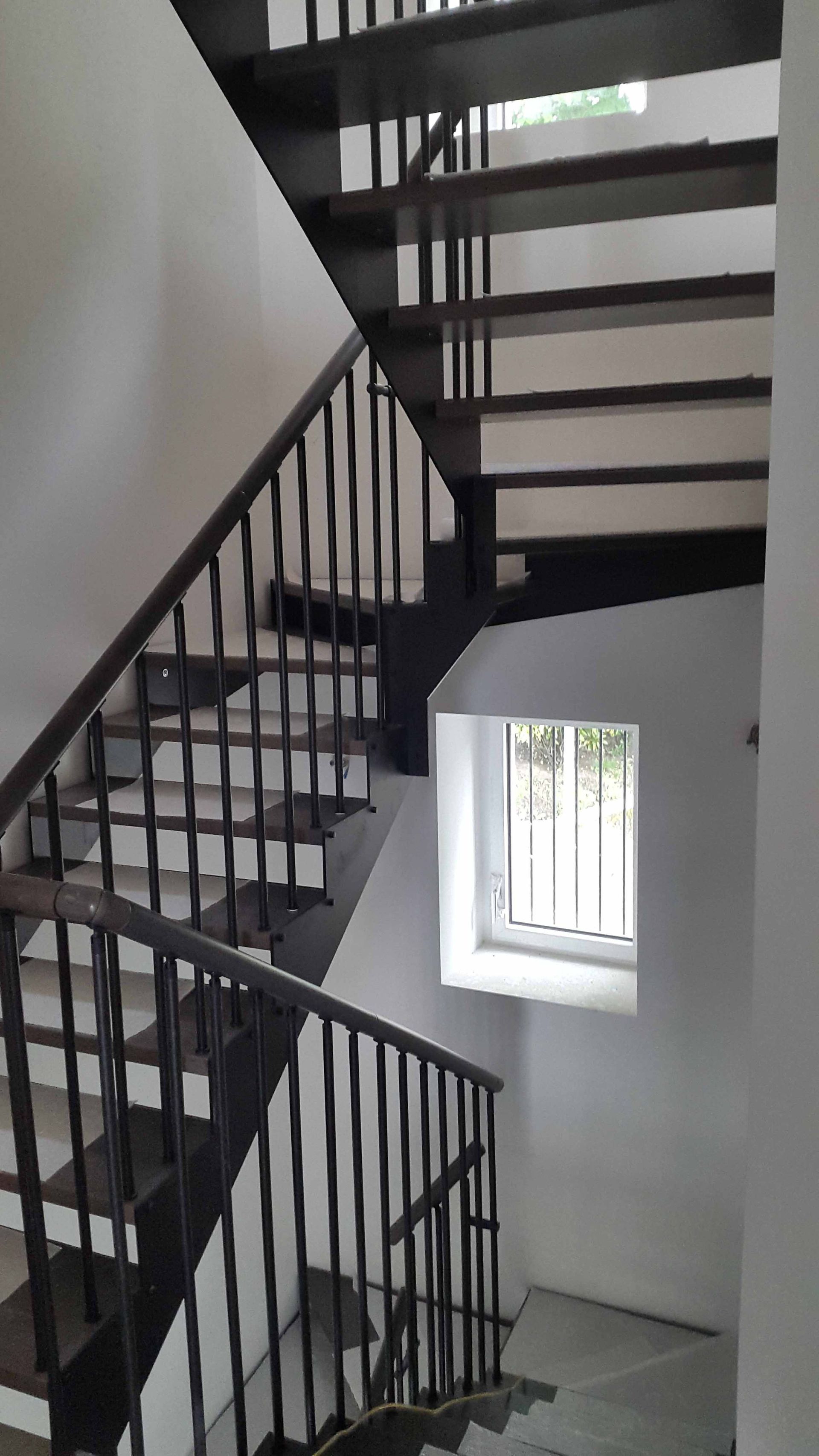 Progettazione fornitura e posa scale interne autoportanti in ferro - legno Balerna