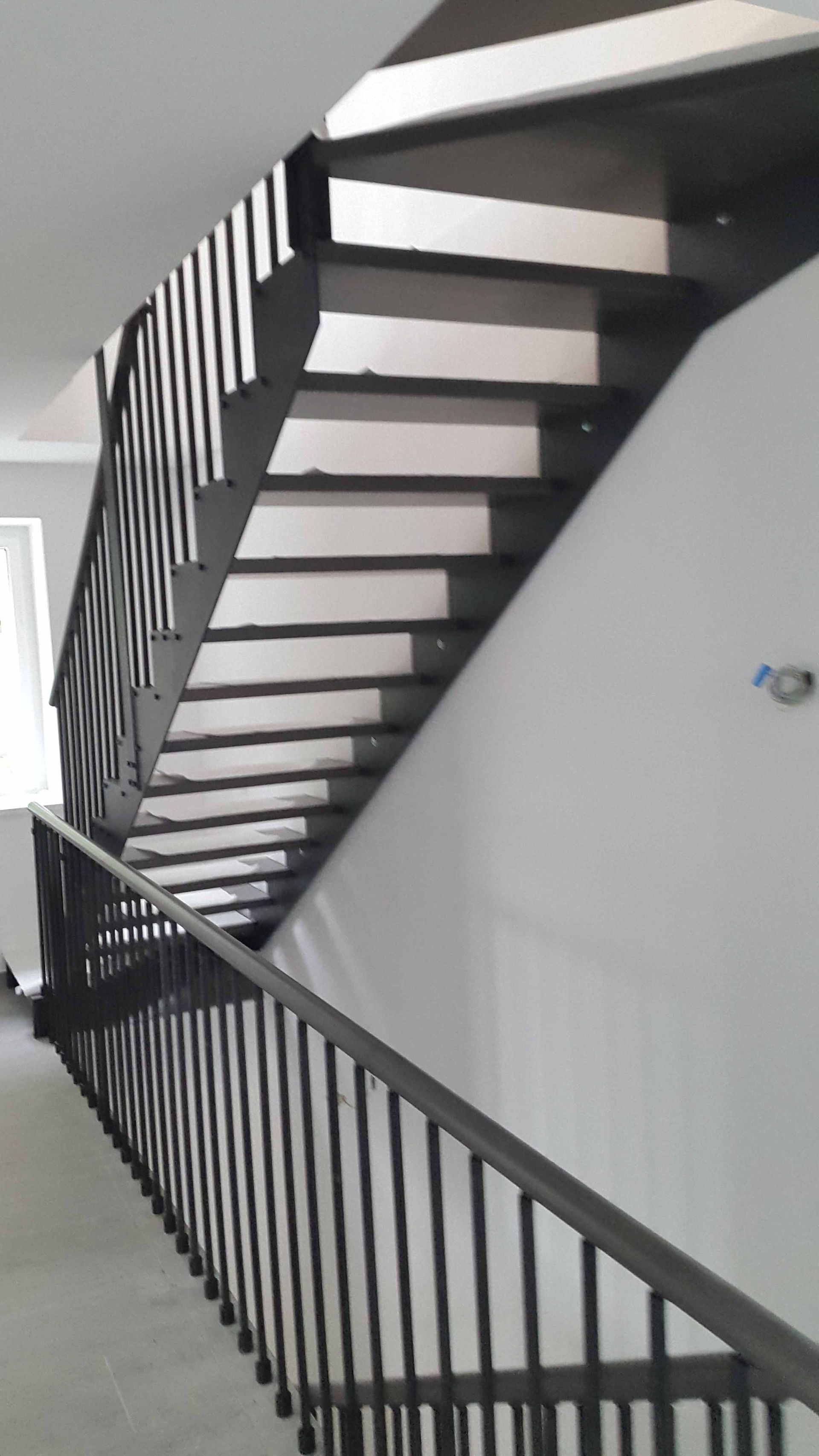 Progettazione fornitura e posa scale interne autoportanti in ferro - legno Balerna