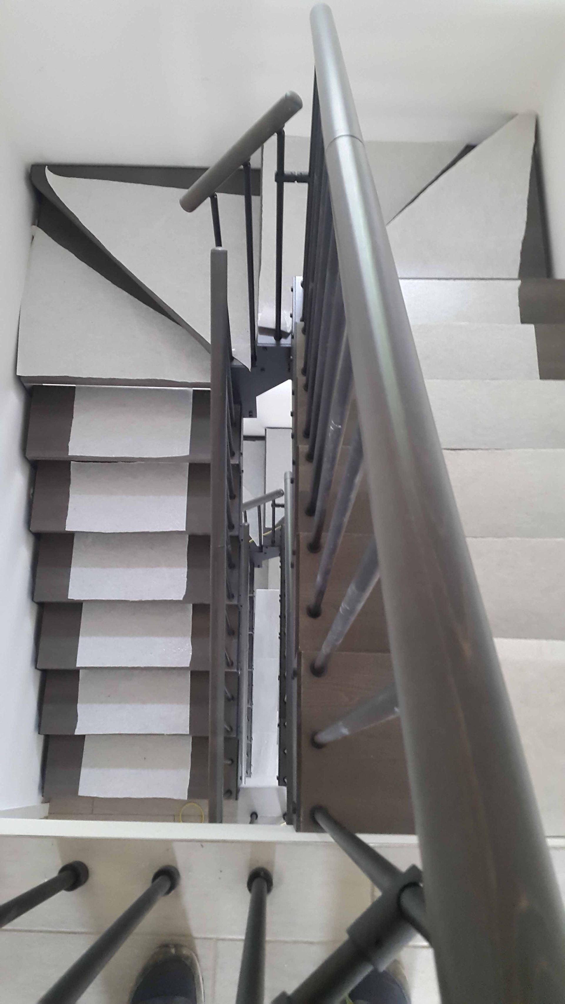 Progettazione fornitura e posa scale interne autoportanti in ferro - legno Balerna