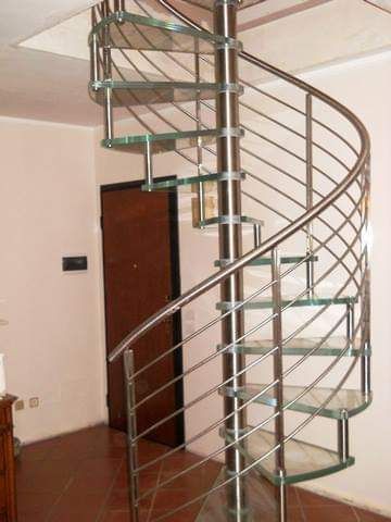Scala chiocciola in acciaio con gradino in vetro 1 - CBG