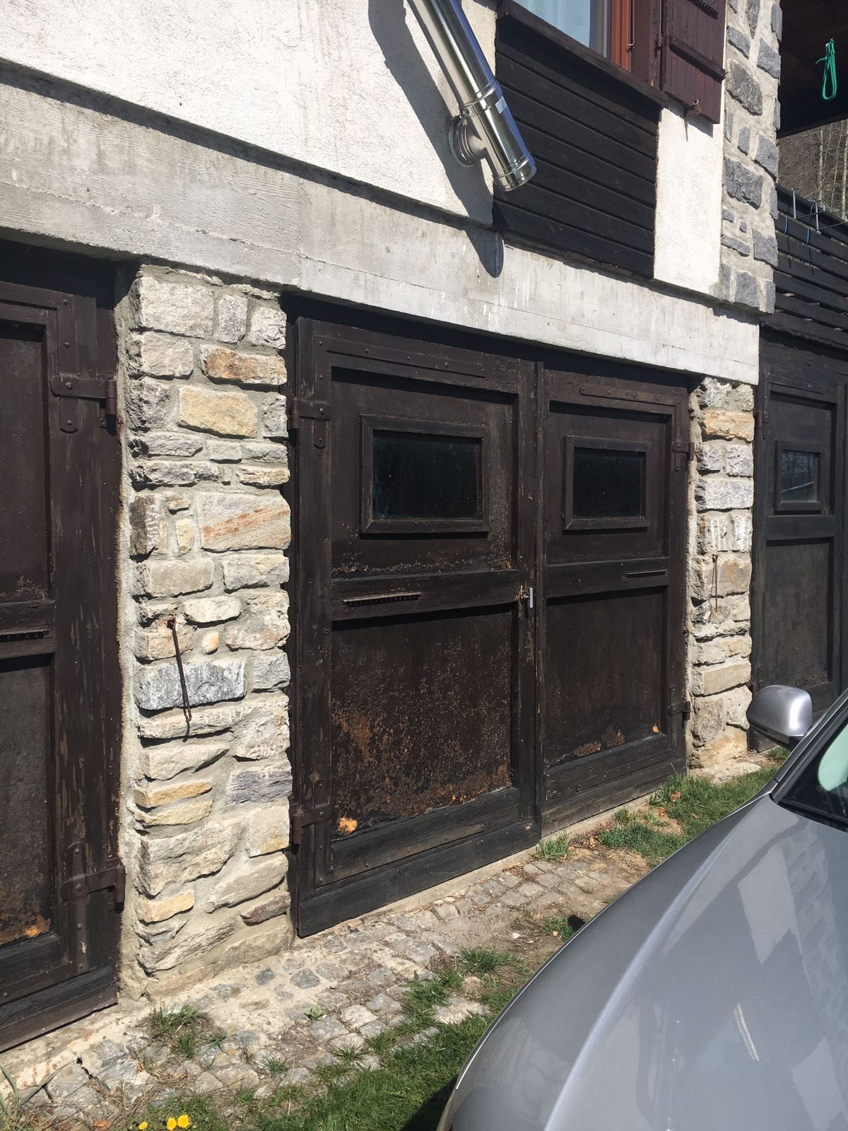 Sostituzione portoni casa di montagna