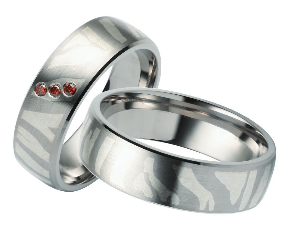 silberfarbene Partnerringe mit und ohne roten Steinen