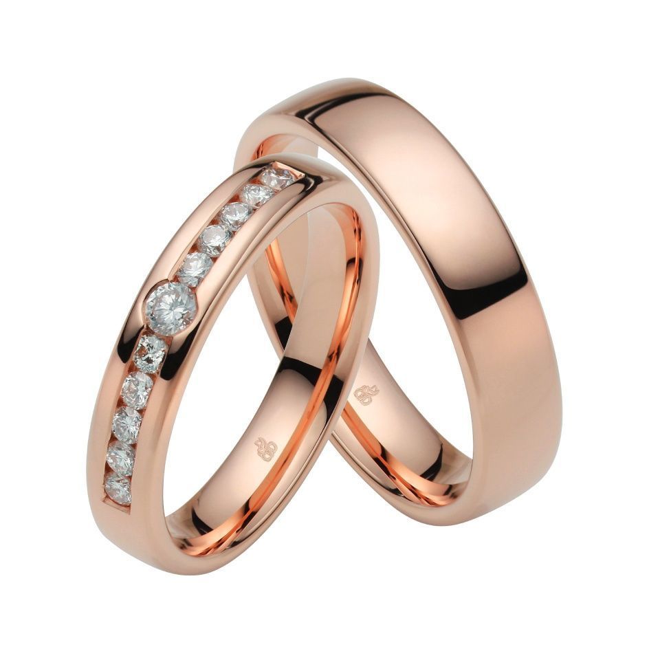 Trauringpaar aus Roségold, einer mit Stein