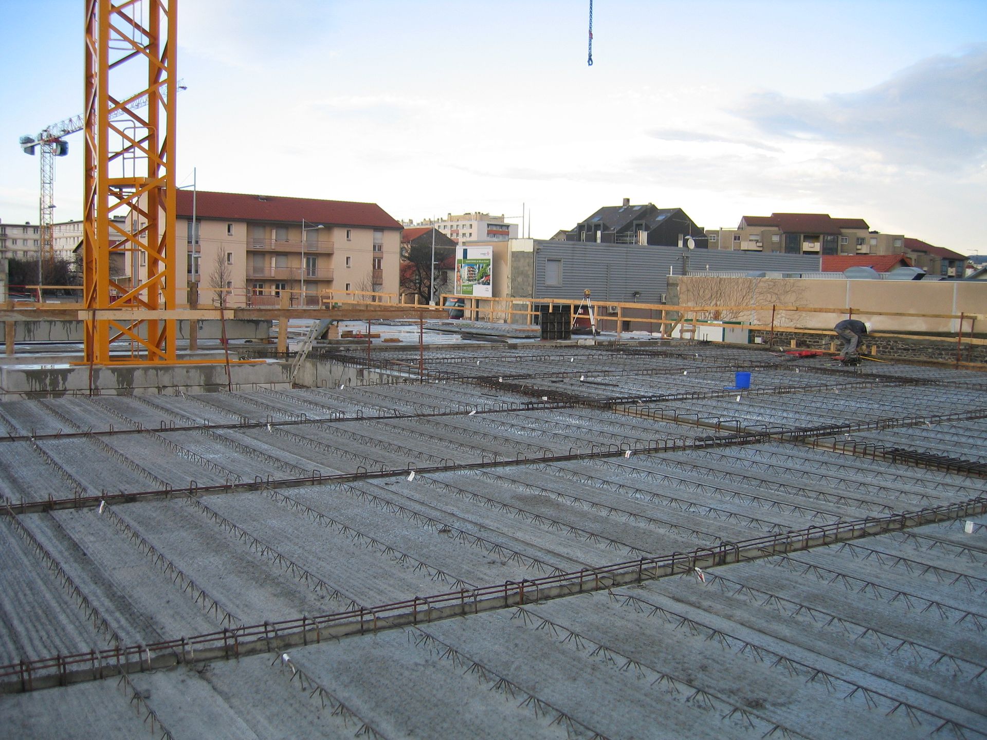 Chantier de construction avec treillis d'armature d'un bâtiment industriel.