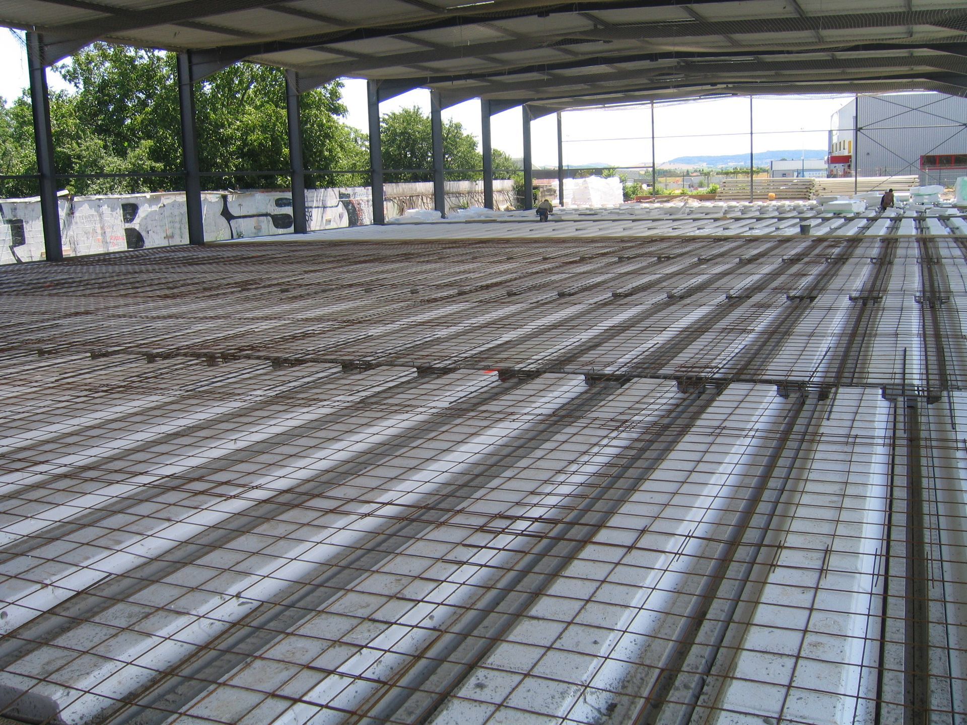 Chantier d'un bâtiment industriel.