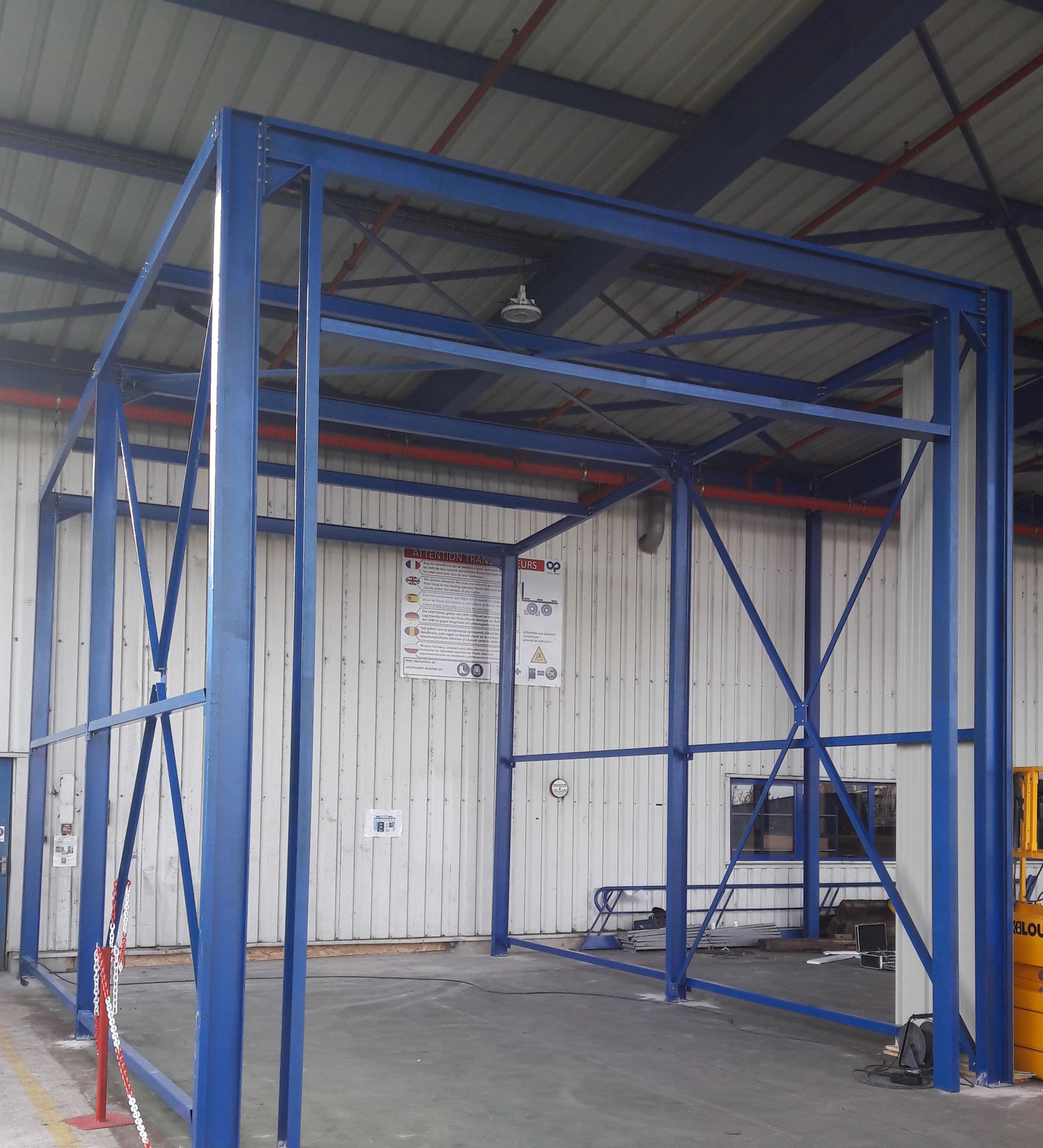 Structure métallique bleue