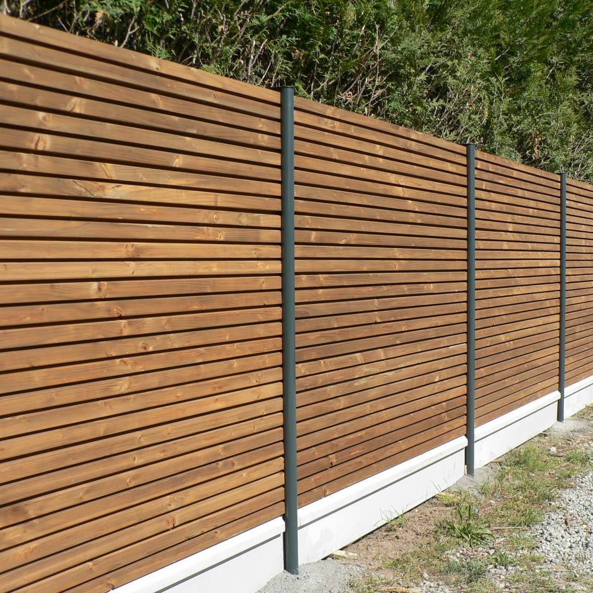Clôture extérieure en lattes de bois horizontales avec poteaux gris foncé et base en béton.