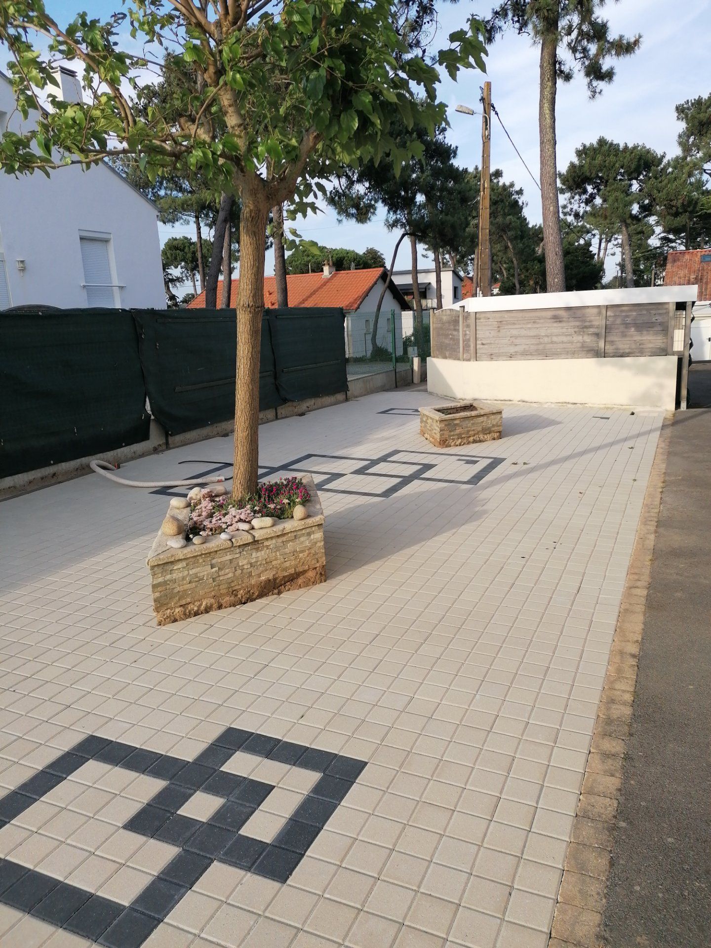 Un tracteur dans un champ sous un ciel bleu parsemé de nuages.
