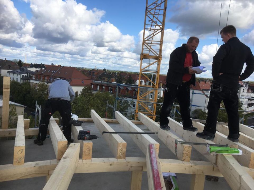 Holzbau Innenausbau Hartmut Bohne – Personen auf einem Dach