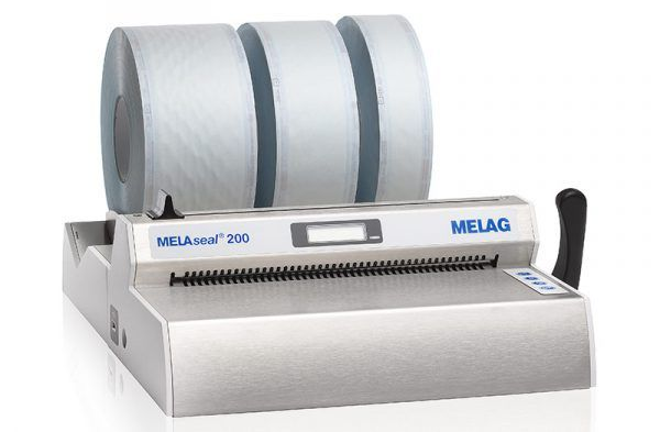 Medizinisches Folienschweißgerät mit Rollen aus durchsichtigem Verpackungsmaterial.