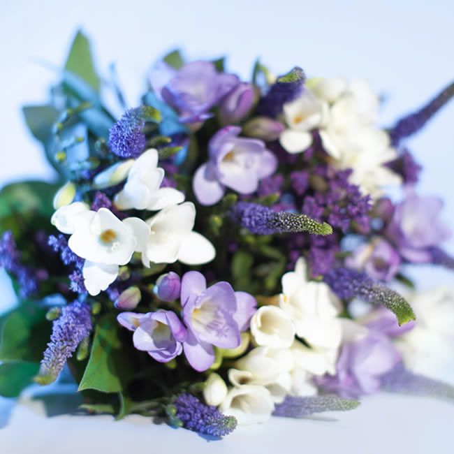 Bouquet des fleurs de couleur violet et blanc