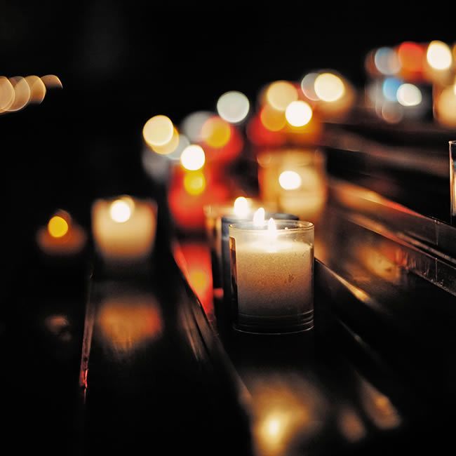 Des bougies allumées