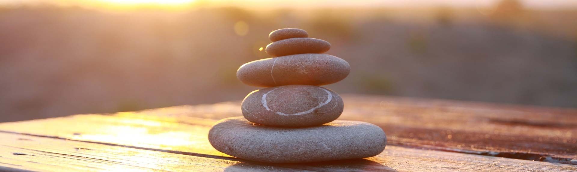 Des galets au couché de soleil