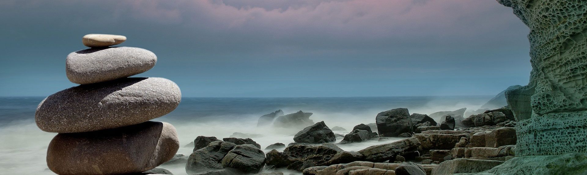 Pile de pierres grises sur une plage avec de roches
