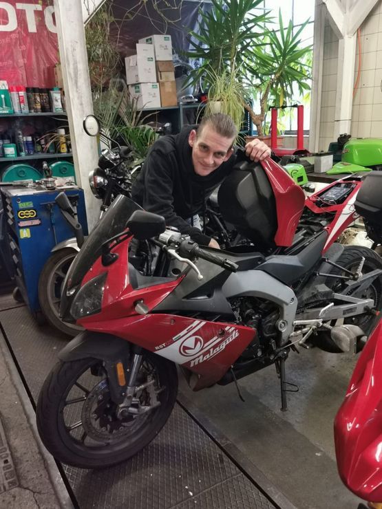 Inhaber der Motorradwerkstatt Räth Performance Motos