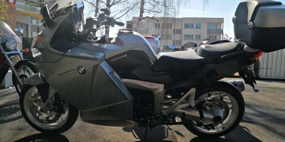 Zwei orangene Mini-Chopper von Räth Performance Motos