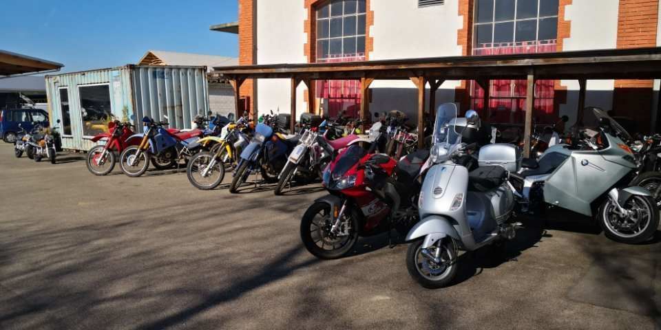 Zwei orangene Mini-Chopper von Räth Performance Motos