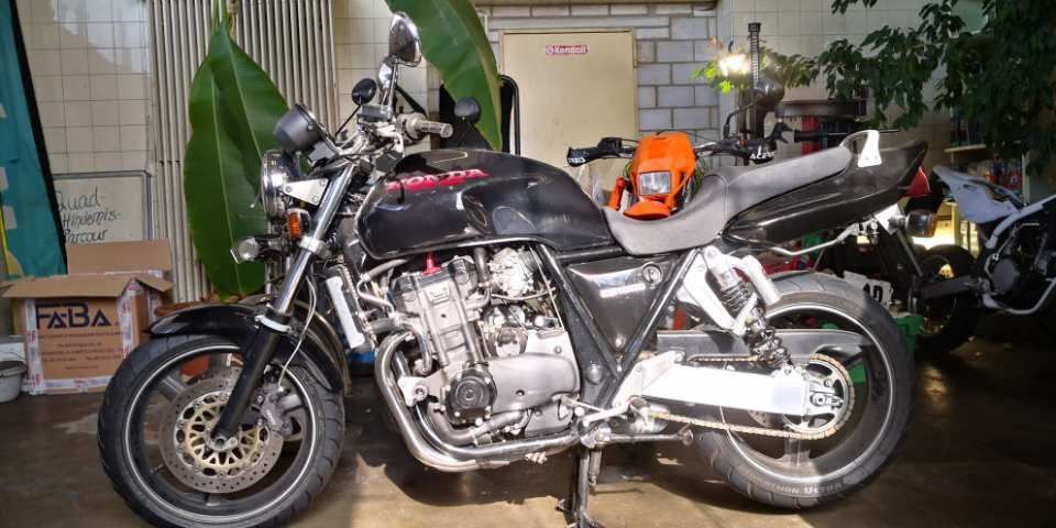 Zwei orangene Mini-Chopper von Räth Performance Motos