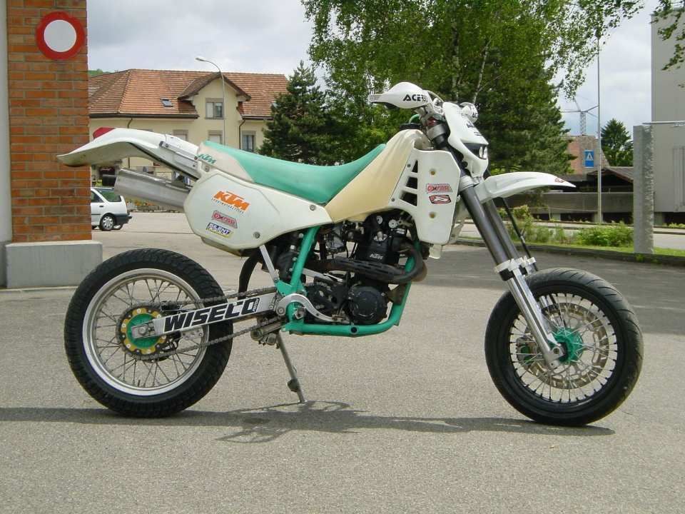 Zwei orangene Mini-Chopper von Räth Performance Motos