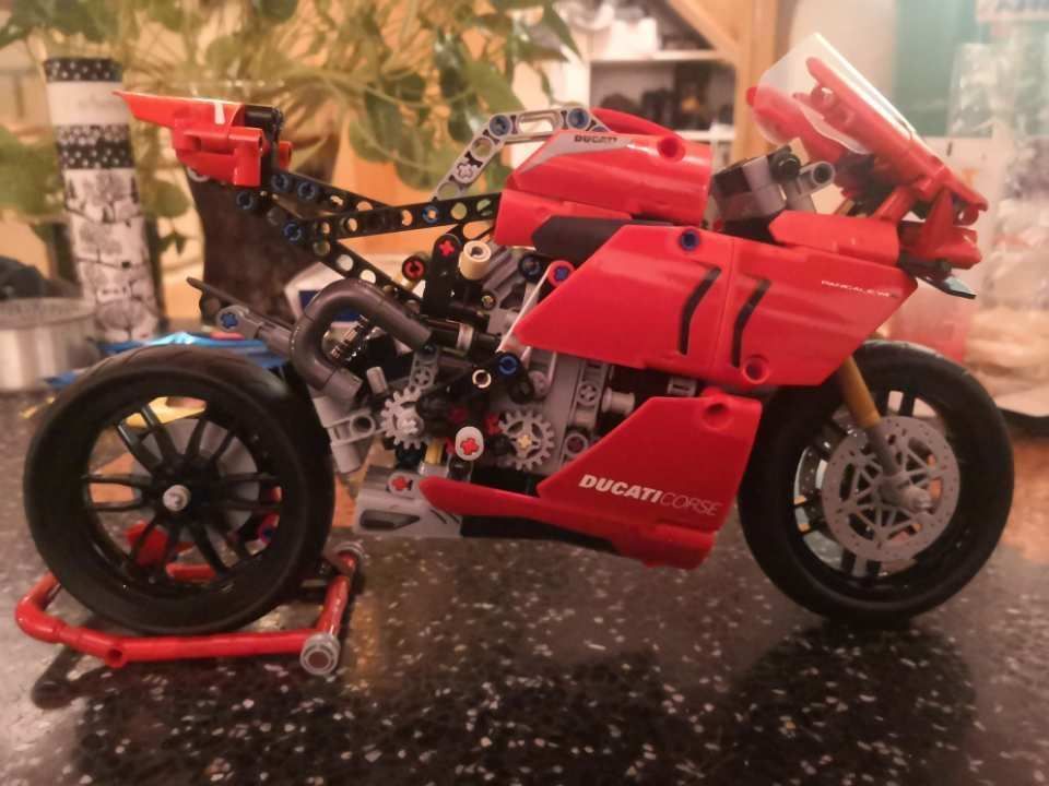 Eine aus Legobausteinen bestehende Ducati Corse
