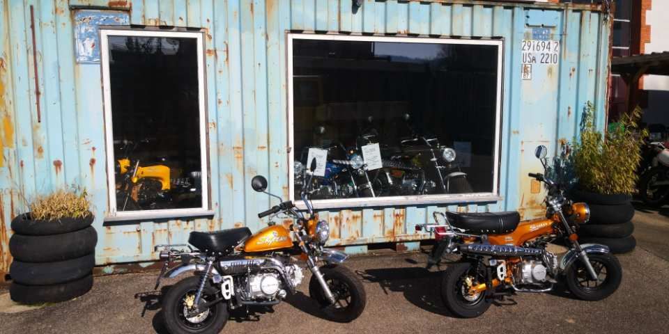 Zwei orangene Mini-Chopper von Räth Performance Motos