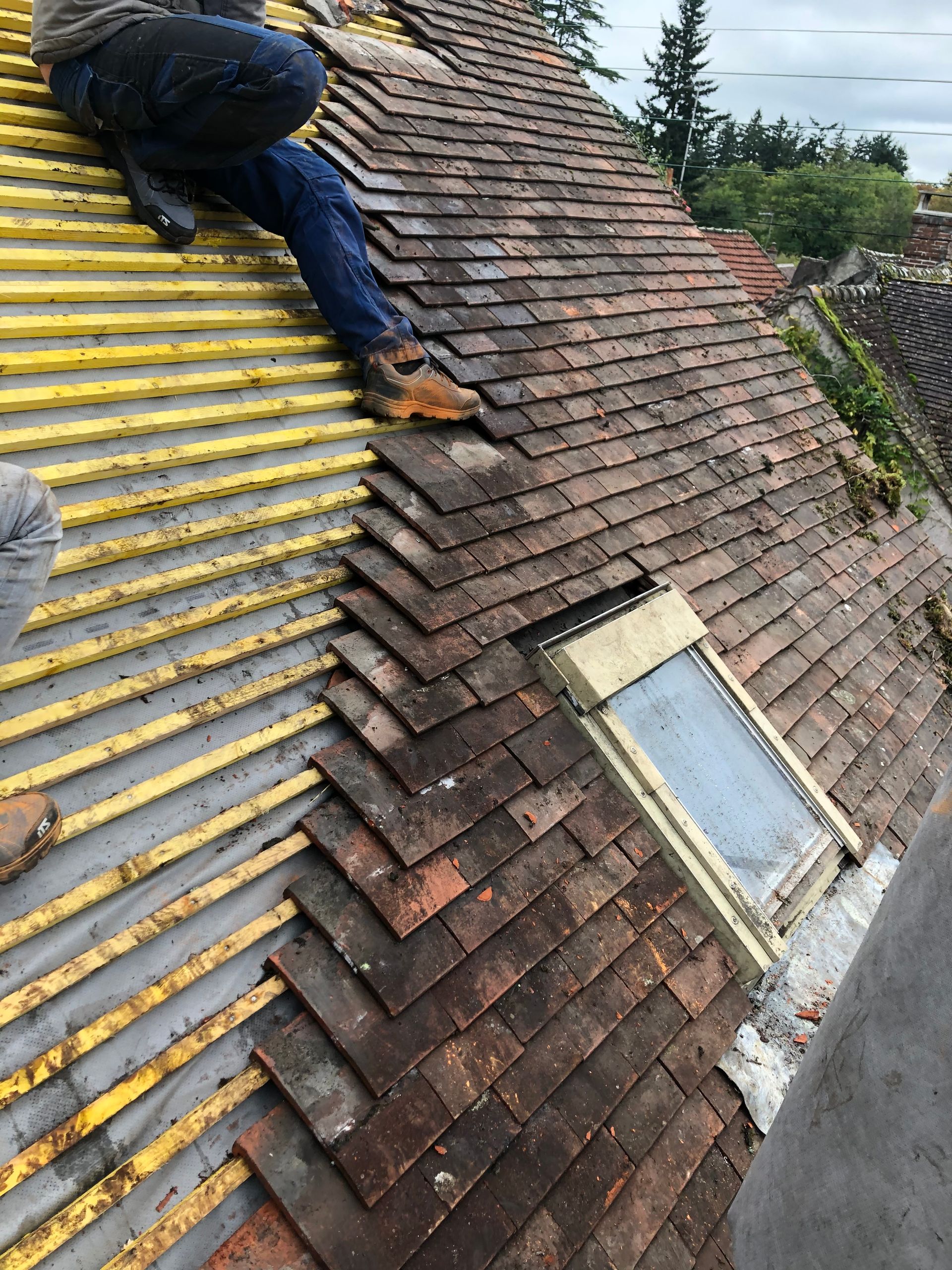 Pose d'une fenêtre de toit et d'ardoise