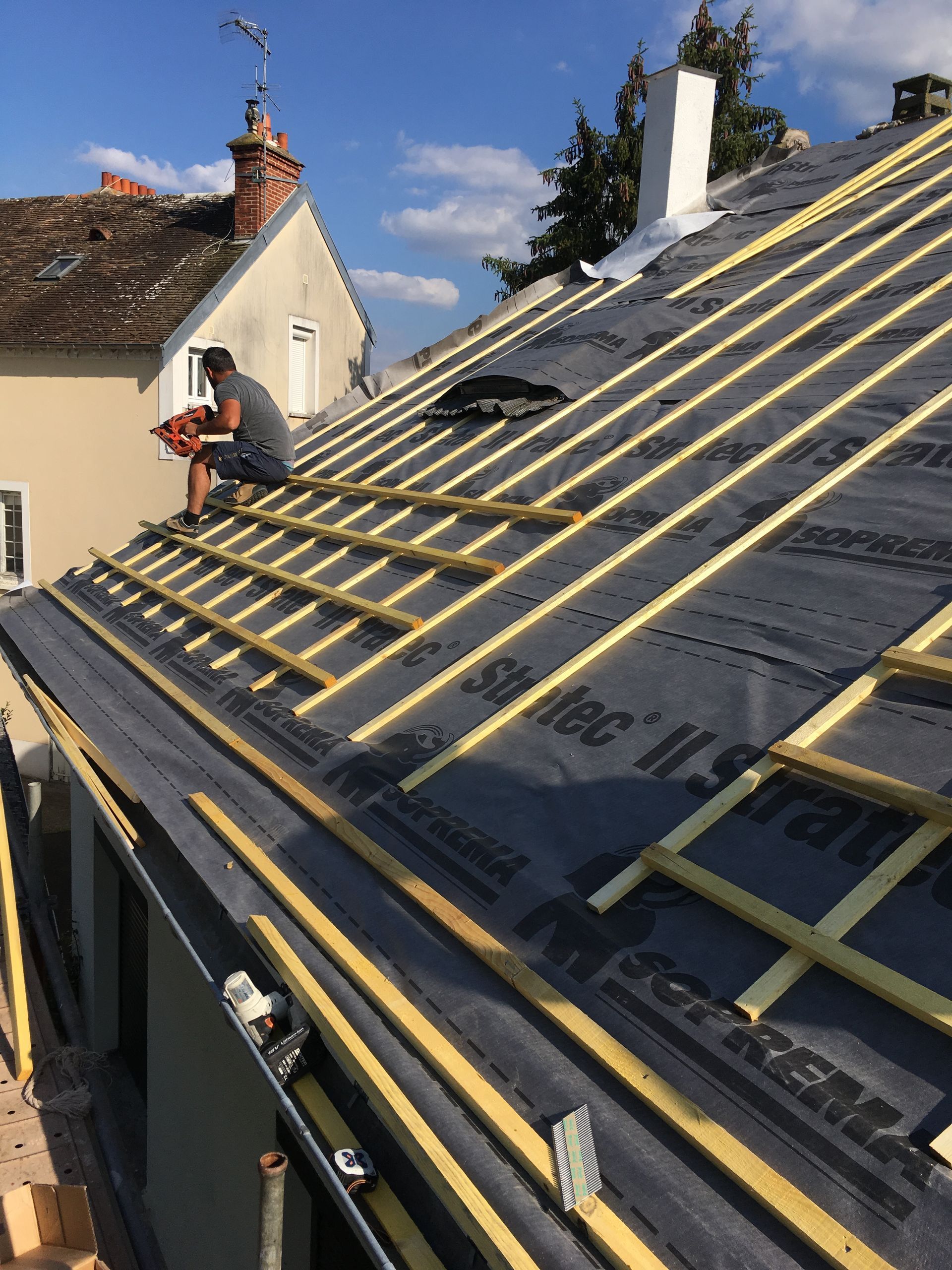 Pose d'isolants de toit et de liteaux