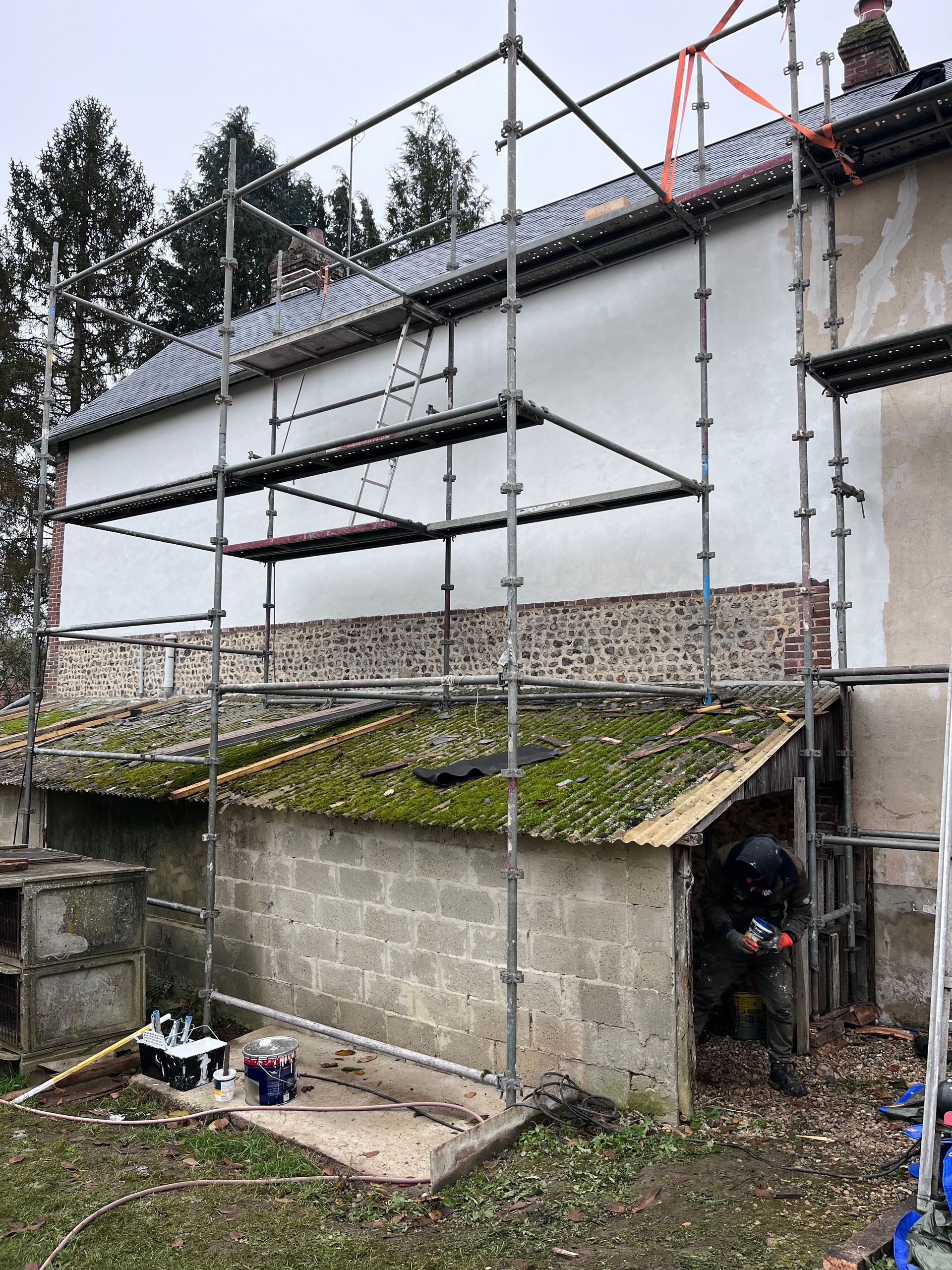 Application de peinture sur façade