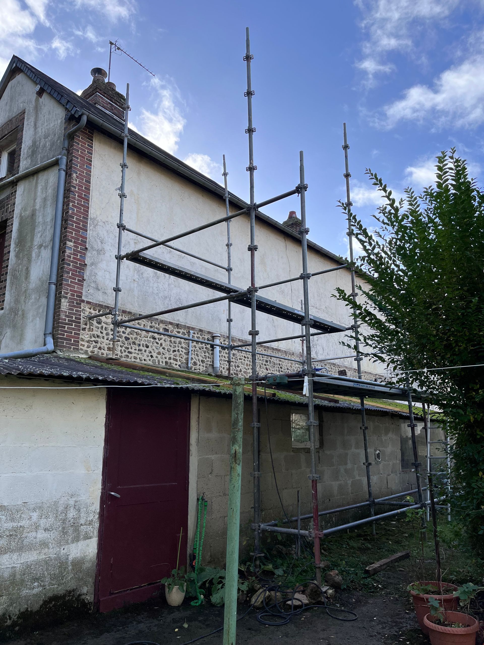 Nettoyage d'une façade en cours