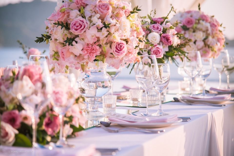 Blumenarrangement für eine Hochzeitstafel