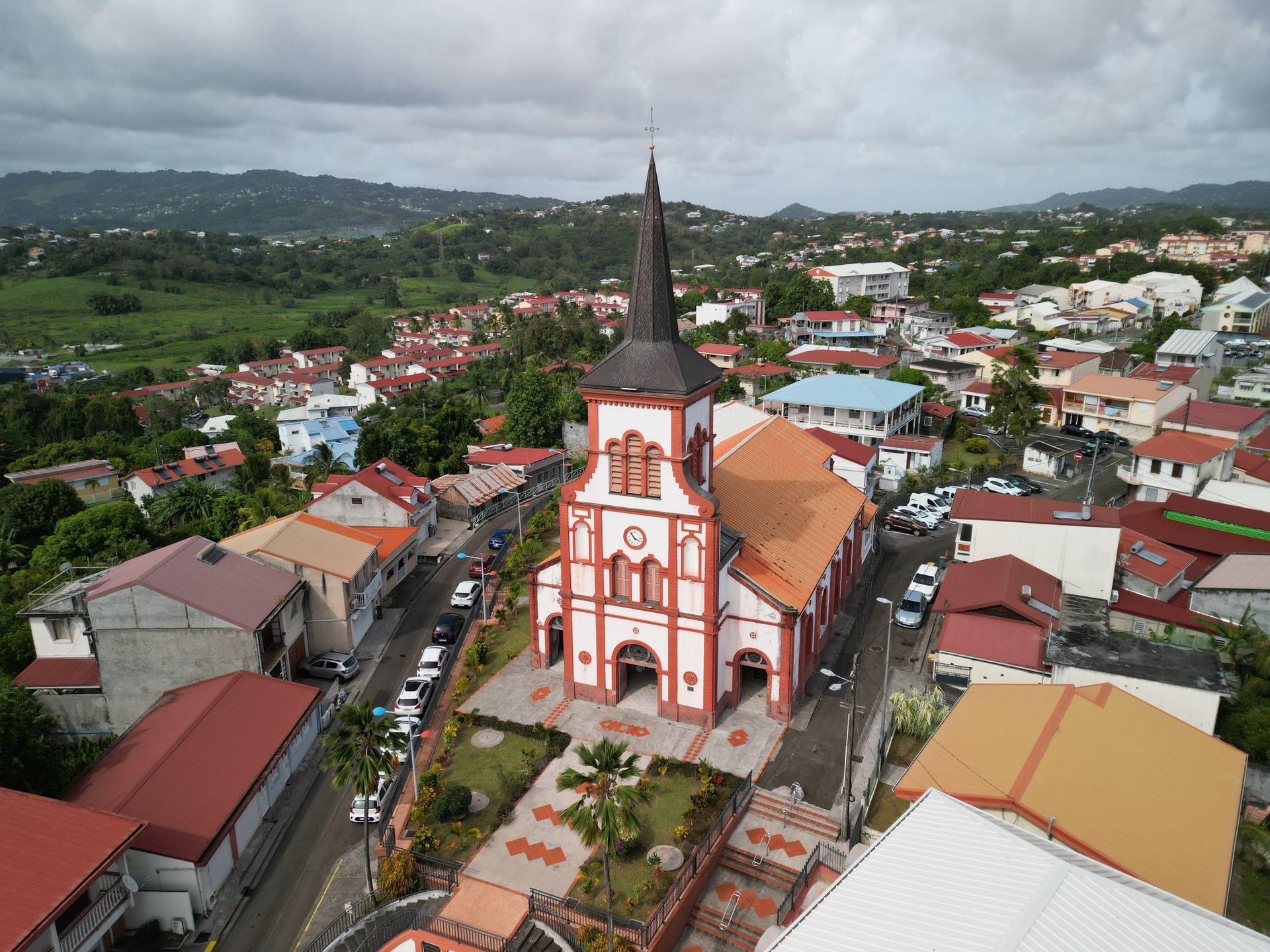 Vue aérienne de l'église de Ducos, en Martinique.