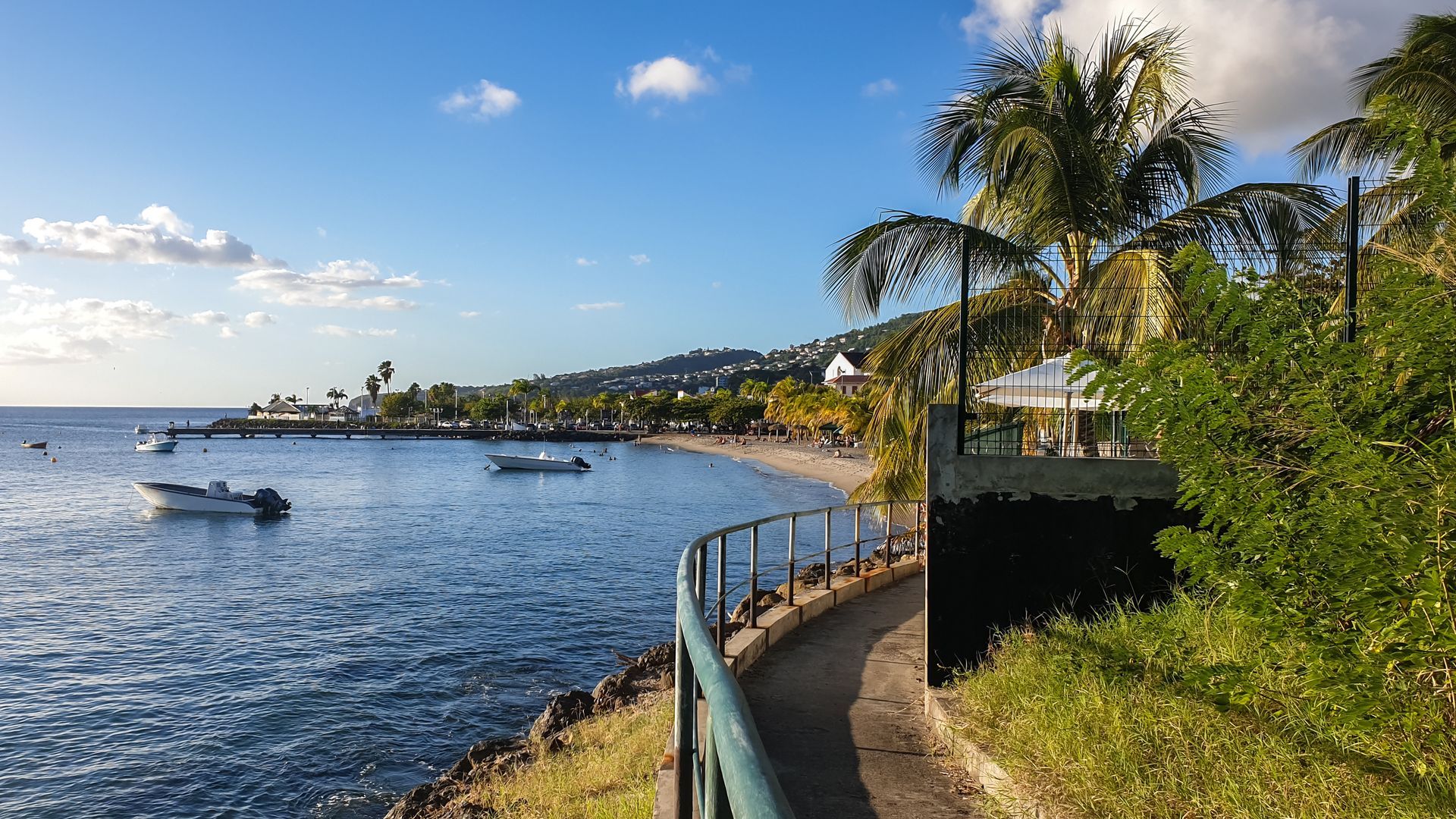 Chemin le long de la plage à Schœlcher, en Martinique.