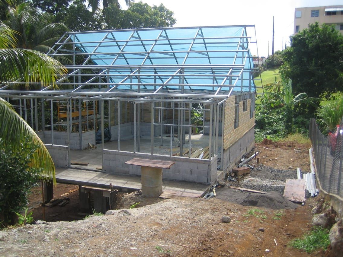 Une petite charpente en métal.