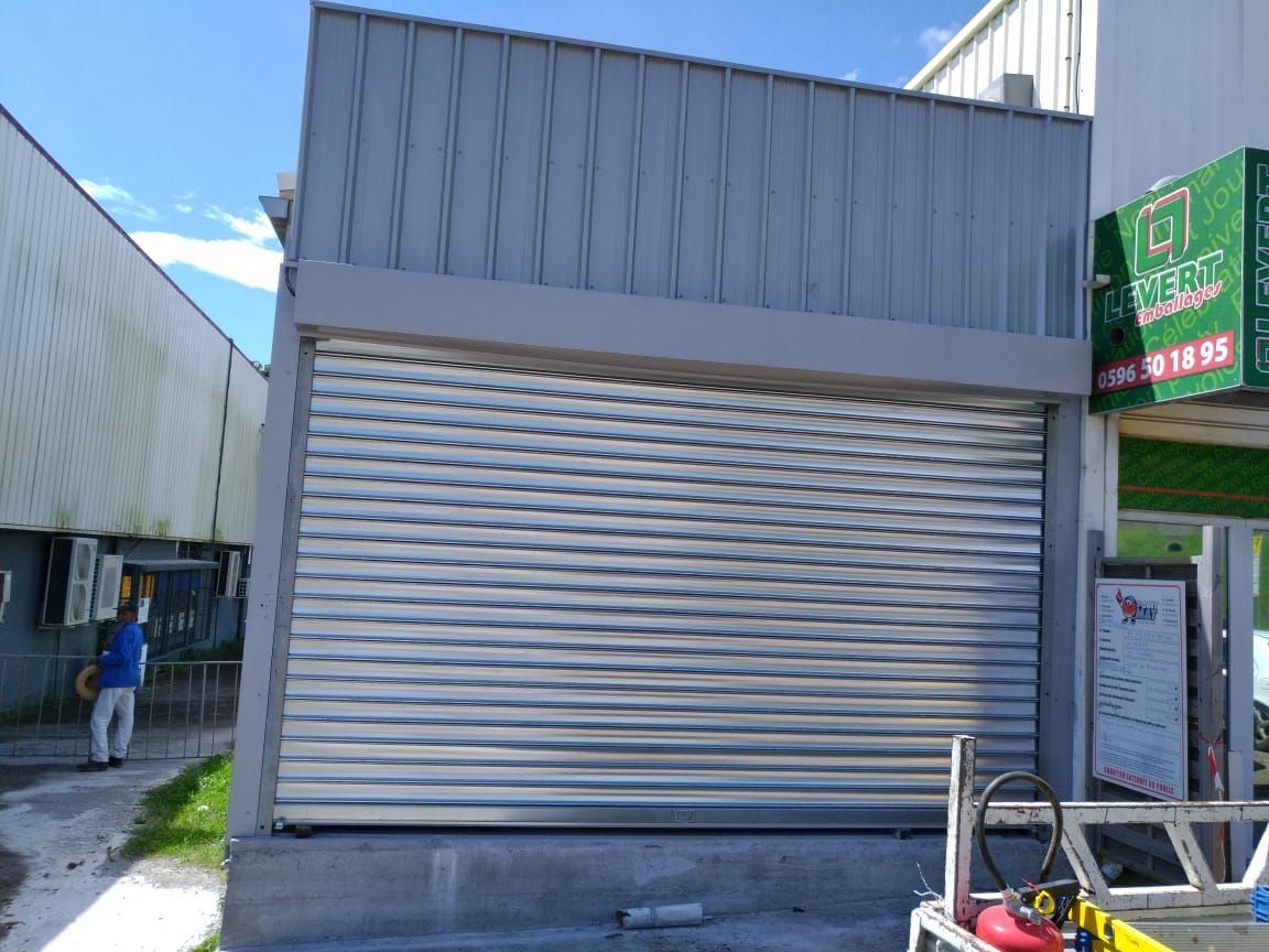 Une porte sectionnelle métallique fermée.