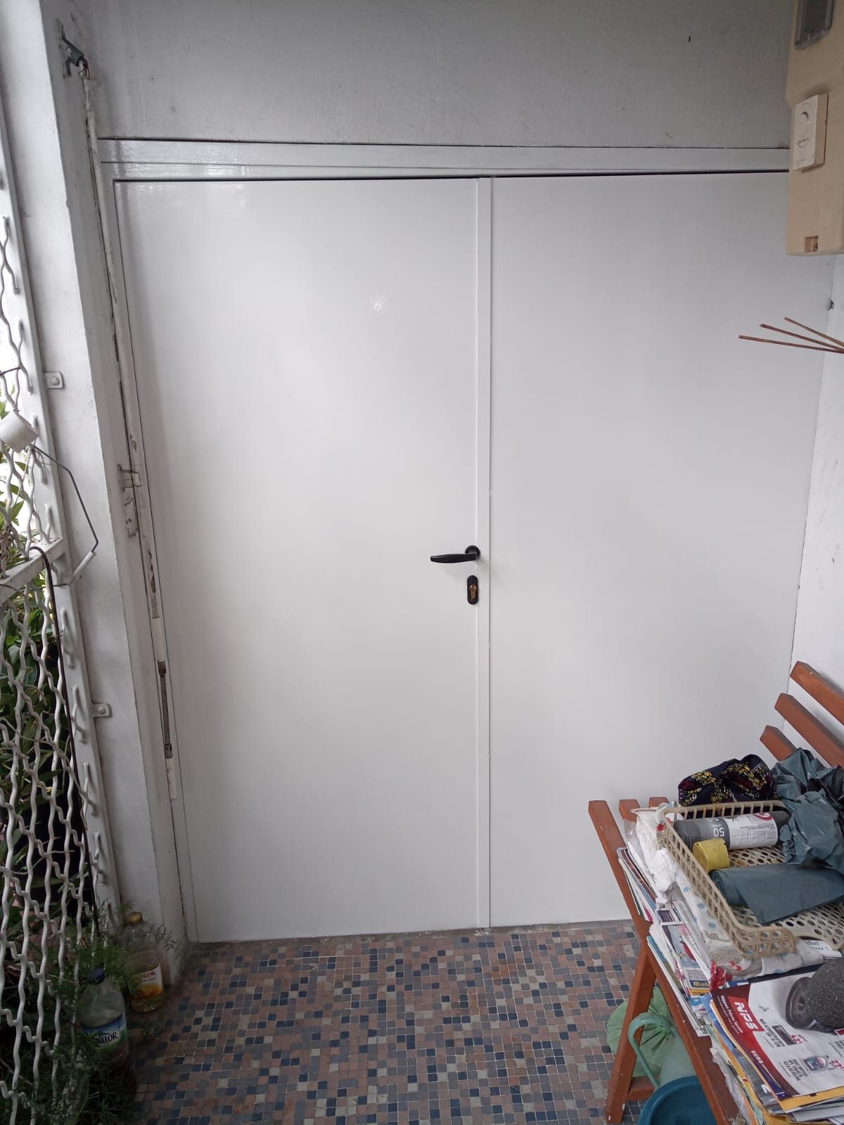 Une porte double métallique.