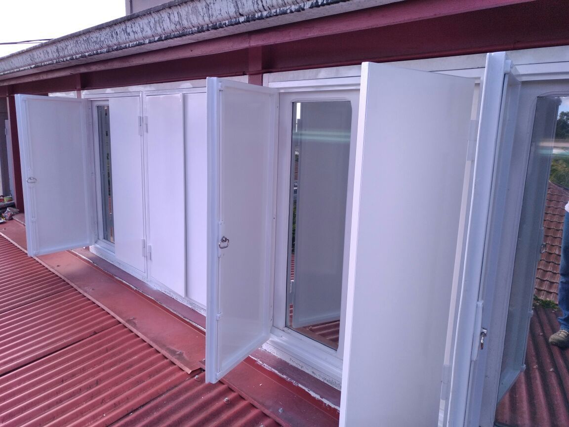 Des portes à cadre blanc sont ouvertes.