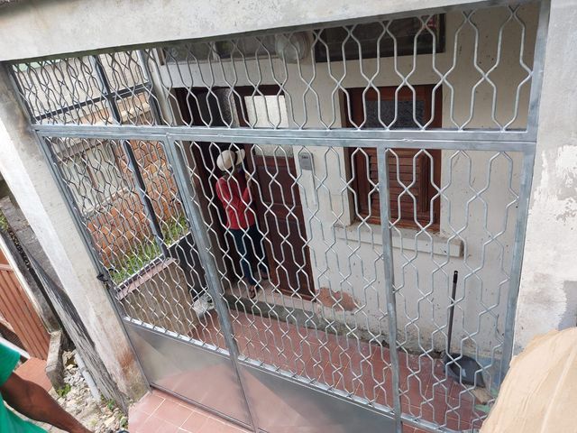 Une grille de protection métallique protégeant l'entrée d'une maison.