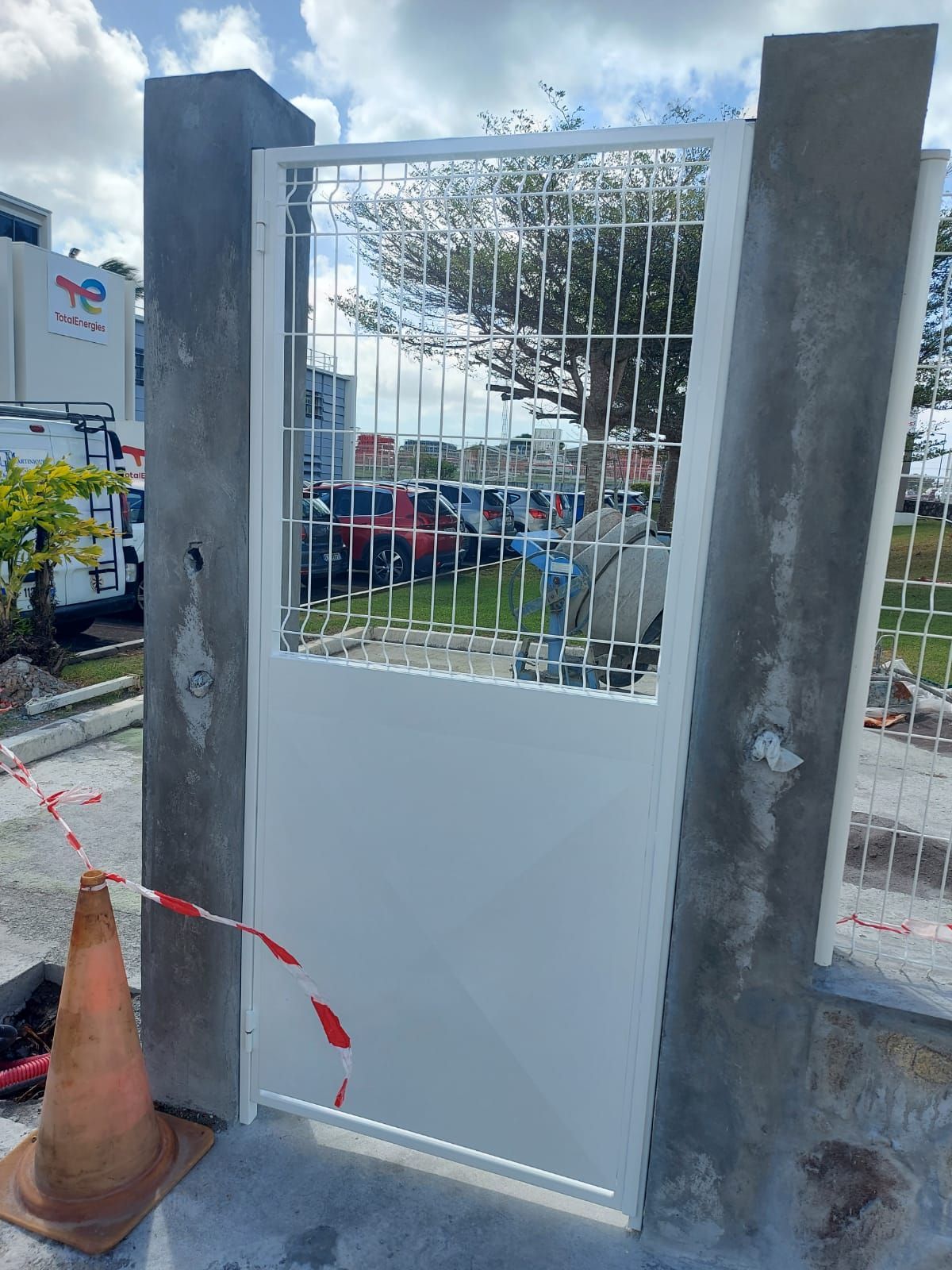 Une porte métallique extérieure.