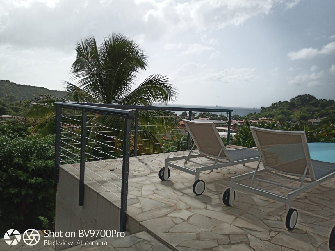 Un garde-corps de terrasse extérieure.