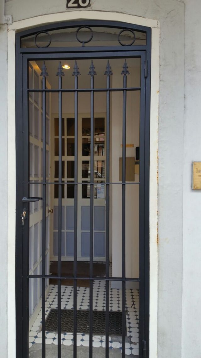 Une grille de protection en métal noir avec des détails arqués.