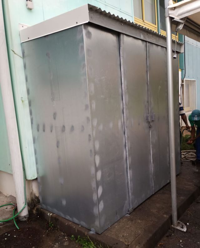 Une armoire métallique rectangulaire.