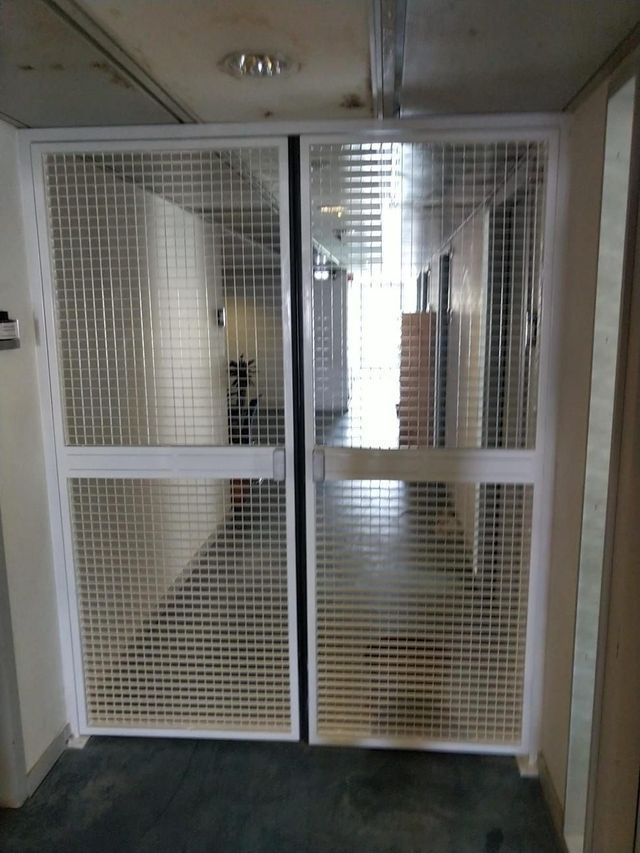 Double grille de sécurité blanche à motif quadrillé.