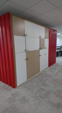 Bureau en bois avec un mac