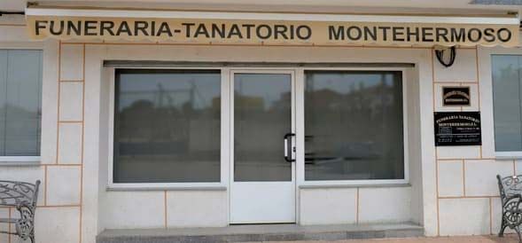 Un edificio con un cartel que dice funeraria-tanatory montebeautiful