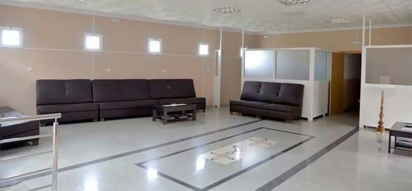 Una sala de estar llena de muebles y una mesa.