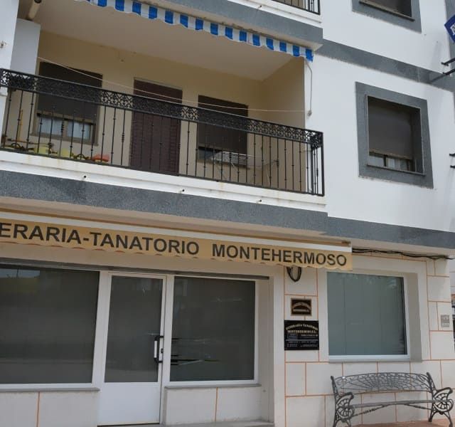 Un edificio con un cartel que dice 