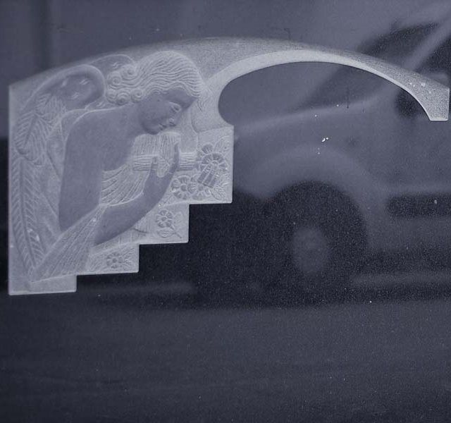 Un coche con una estatua de un ángel en el lateral.