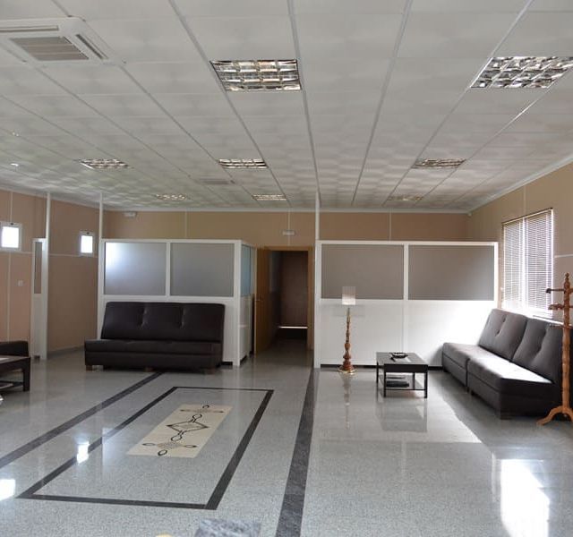 Una sala de estar con un sofá y una mesa de café.