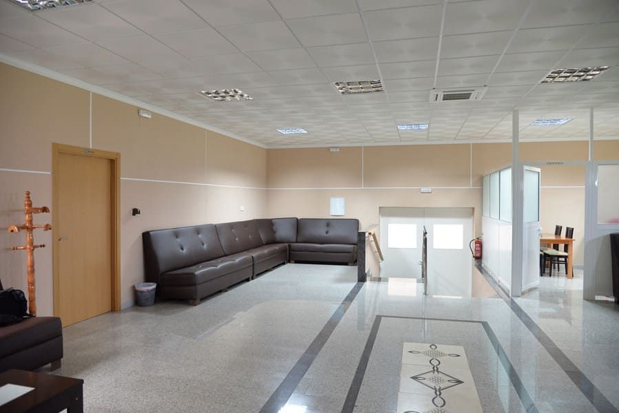 Una habitación grande con un sofá y una mesa.